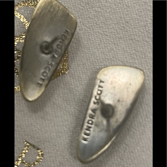 Kendra Scott Everett Stud Earrings, white banded agate, antique brass, beautiful - Picture 8 of 9